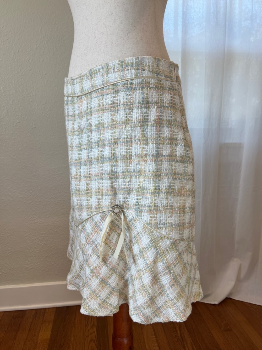 kenzie Cotton Tweed Asymmetrical Flared Skirt with Ribbon Accent. Size 8 - Picture 5 of 9